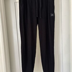 ALO Yoga Women’s Black Joggers